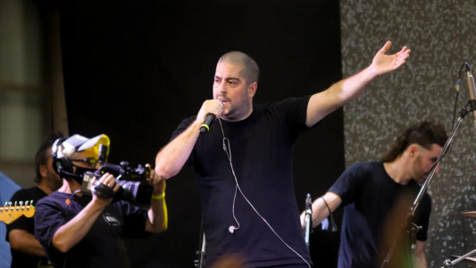 Pato Fontanet cantó temas de Callejeros en el homenaje a 20 años de la masacre de Cromañón