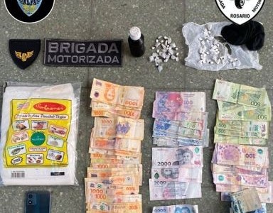 Detuvieron a dos jóvenes con drogas tras intentar escapar de la policía