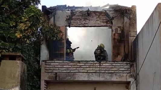 Grave incendio destruyó una casa en zona oeste