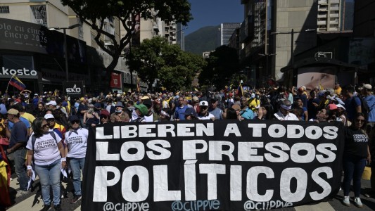 Masivas protestas en Venezuela contra Maduro: tensión entre la policía y los manifestantes