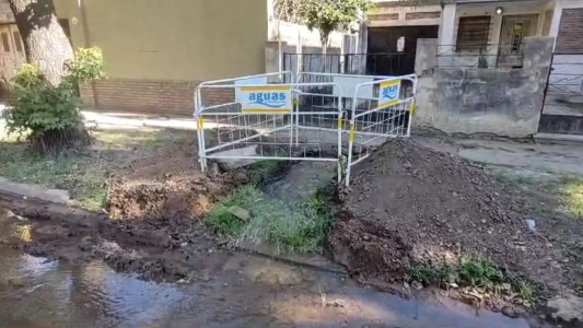 Se rompió un caño de Aguas Santafesinas y provocó un gran zocavón.