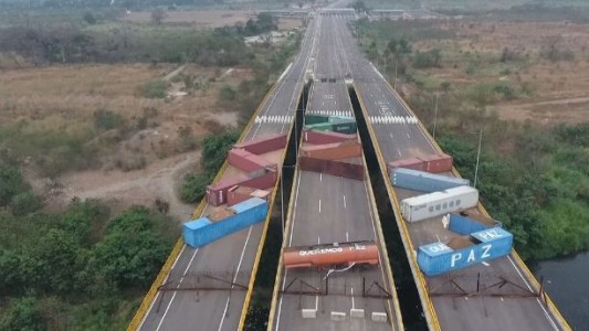 Maduro cerró la frontera con Colombia y suspendió los vuelos por una supuesta "conspiración internacional"