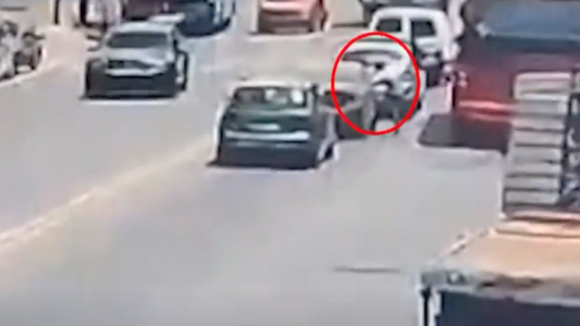 Frenó en un semáforo, lo atacó un ladrón y le disparó en la cara para robarle el celular