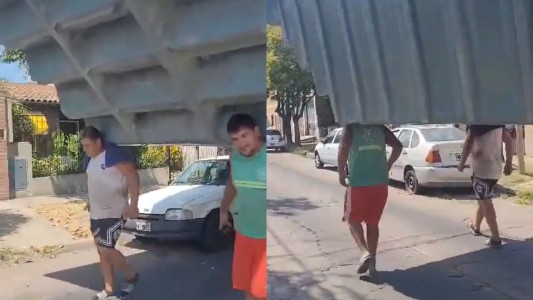 Un grupo de amigos cargó al hombro una pileta de fibra y la trasladó