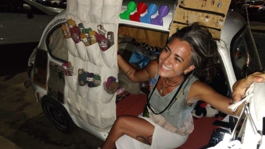 Un “fitito” convertido en motorhome: Daniela viaja hacia México con un sueño sobre ruedas