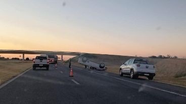 Accidente en la autopista Rosario-Buenos Aires: volcó un utilitario y murió un caballo tras el impacto