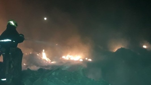 Intenso incendio en un basural de zona sudoeste