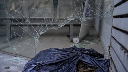 Robo y destrozos en la oficina de una aerolínea: dos detenidos