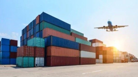 El intercambio comercial argentino aumentó 30,2% interanual en diciembre, según el Indec