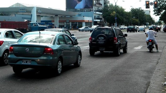 Dos mujeres asaltaron a una conductora en el macrocentro y huyeron en moto