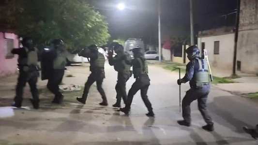 Barrio Industrial: Dos detenidos tras una serie de allanamientos por el asesinato de un hombre