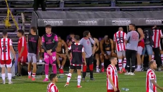 Hinchas de Instituto entraron a la cancha y dejaron semidesnudos a sus propios jugadores tras robarles