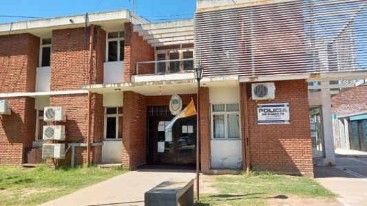 Santo Tomé: lo esposaron a un banco de la comisaría, escapó y es intensamente buscado