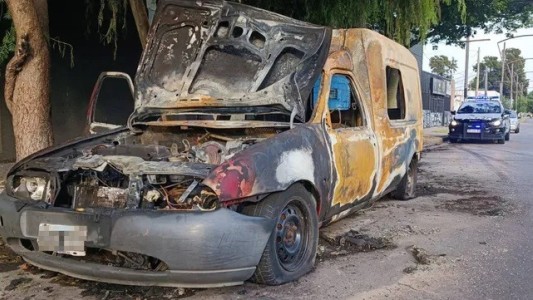 Un ciclista incendió un vehículo utiliario en zona norte