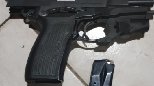 Amenazó a sus vecinos con una pistola en medio de una discusión y terminó detenido