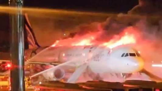 Pánico en Corea del Sur: un avión se prendió fuego antes de despegar