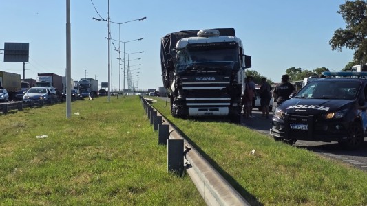 Choque entre un camión, un corolla y un colectivo doble piso con pasajeros a bordo