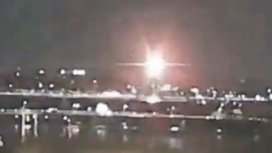 Tragedia aérea en Washington: un avión y un helicóptero chocaron en el aire y cayeron al río Potomac