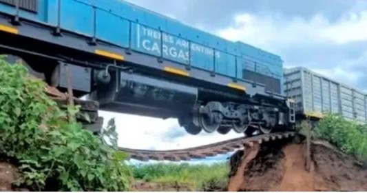 Salta: un tren quedó colgando tras romperse parte de un puente en Horcones