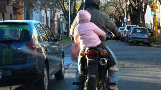 Proponen sanciones severas para motociclistas que transporten menores