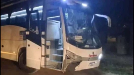 Increíble secuencia: robó un colectivo, chocó y quiso escapar