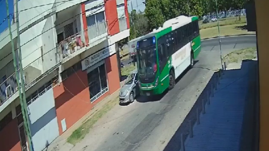 Video: un colectivero chocó un auto estacionado y escapó