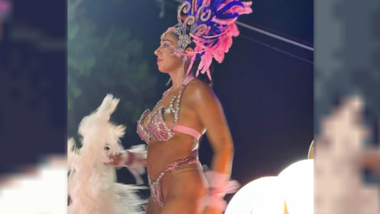 Una intendenta sorprendió a todos bailando con un traje diminuto en los corsos de su ciudad