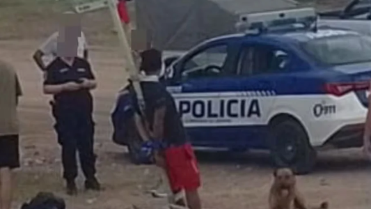 Vecinos atraparon a un ladrón y lo ataron a un poste