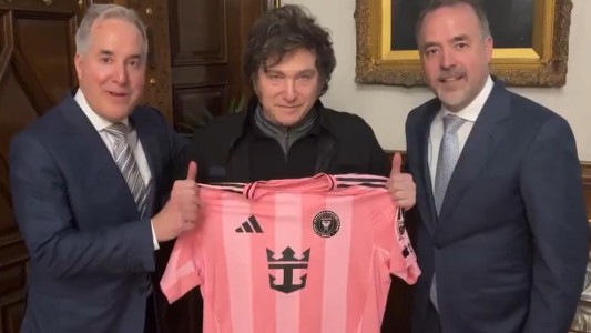 Milei se reunió con los dueños del Inter Miami y le regalaron una camiseta firmada por Messi