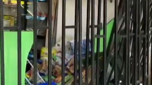 Una camioneta quedó incrustada en un kiosco en el centro tras chocar contra otro vehículo