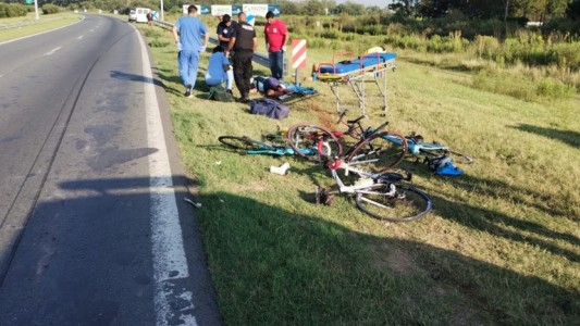 Cuatro ciclista fueron embestidos en la autopista Rosario-Córdoba, uno de ellos falleció horas más tarde