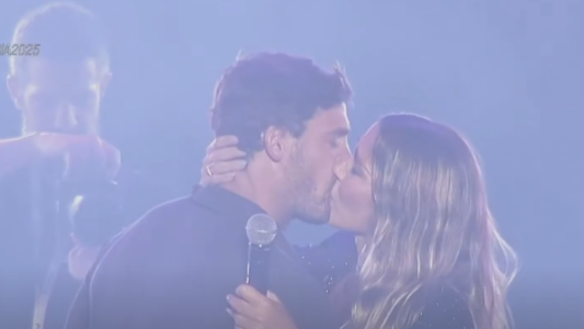 Jimena Barón dio su primer show embarazada e hizo subir a su pareja