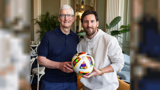 Tim Cook, el multimillonario CEO de Apple, le pidió una foto a Lionel Messi