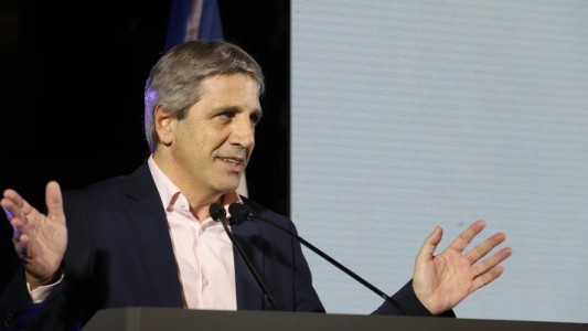 Luis Caputo anunció que en enero se registró un superávit financiero de $600.000 millones