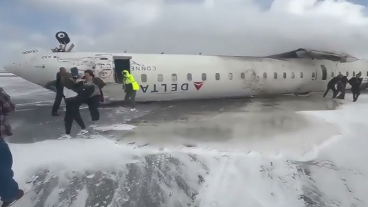 Un avión volcó durante el aterrizaje en Canadá: 17 heridos