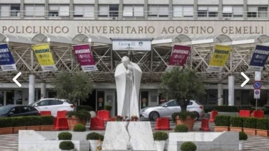 El papa Francisco se levantó y desayunó “en el sillón”