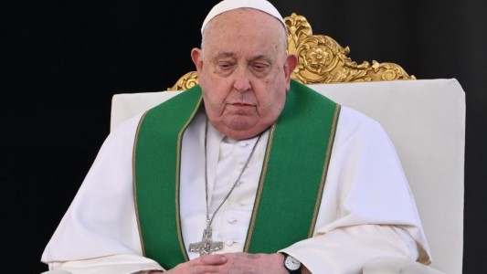 El Vaticano informó que el papa Francisco mostró una "leve mejoría"