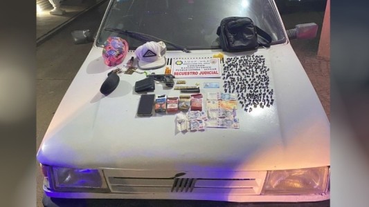 Cayó en un motel de Villa Gobernador Gálvez con una pistola y más de 200 envoltorios de cocaína