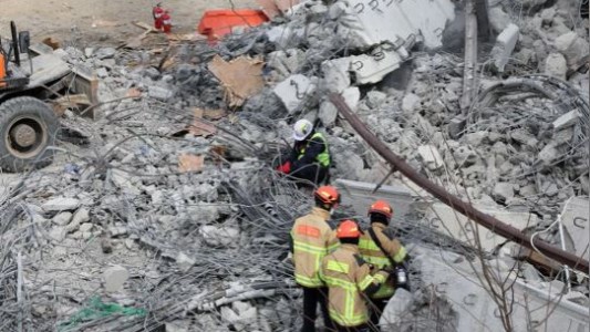 Se derrumbó un puente en una autopista surcoreana: cuatro muertos y seis heridos