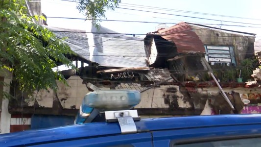 Se derrumbó el frente de una casa en Av Gutierrez 410 bis