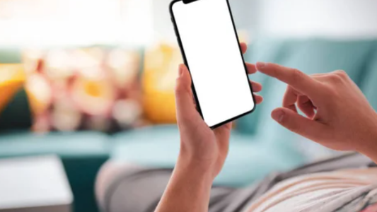 Le crearon una novia con IA y lo estafaron: perdió más de 27.000 dólares