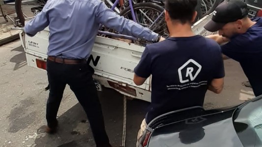 Plan de ordenamiento: retiran vehículos abandonados de cuatro comisarías de Rosario