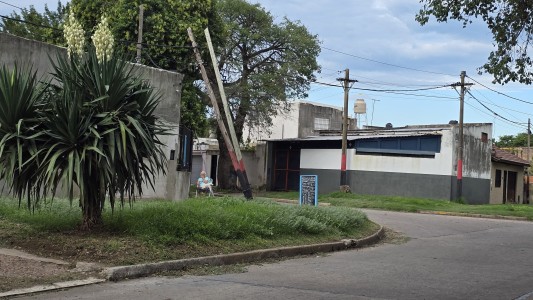Dos postes de luz a punto de caerse en barrio Saladillo