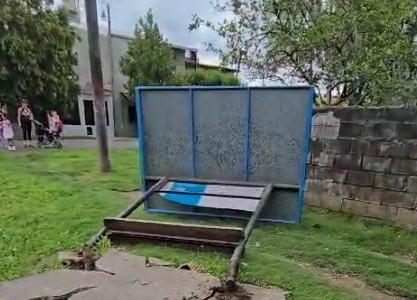 Un auto terminó impactando contra una garita de colectivo