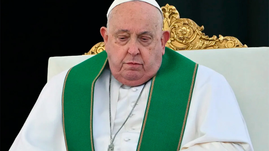 El Papa salió de la fase más crítica y pasó “tranquilamente” la noche