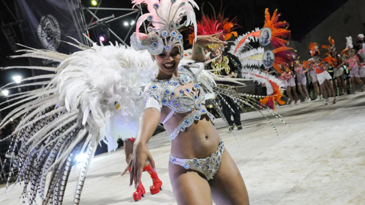 La ciudad se prepara para celebrar el carnaval con alegría y color
