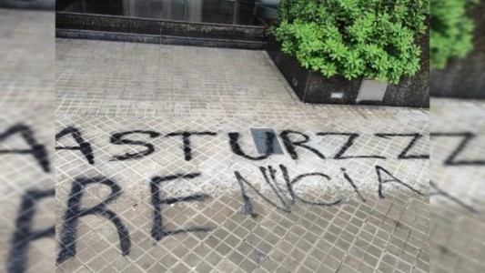 Crisis en Newell’s: vandalizaron edificio con pintadas contra el vicepresidente