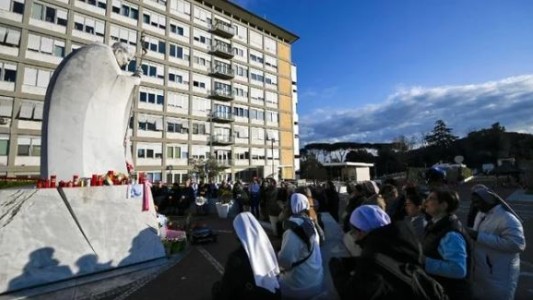 El Papa tuvo una buena noche de descanso, pero su pronóstico sigue siendo "reservado"