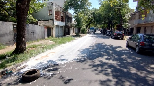 Derrame de pintura y siniestro vial: una joven patinó y cayó en el asfalto