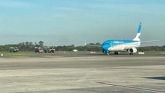 Avión de Aerolíneas Argentinas aterriza en "emergencia" en Ezeiza por problemas en un motor